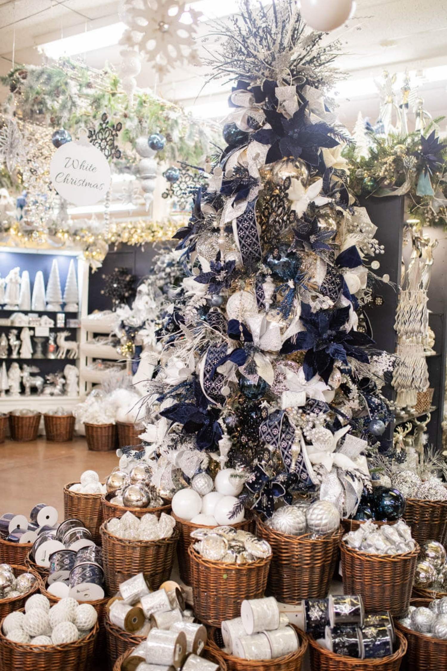 48+ Inspirations and Christmas Tree Themes to Love! - Decorator's Warehouse