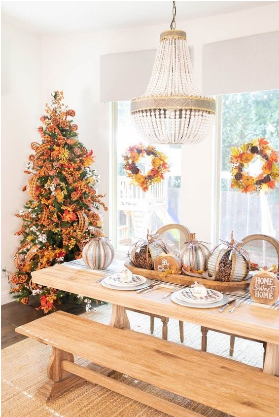A Guide to Decorating with Christmas Tree Picks and Sprays - Decorator's  Warehouse